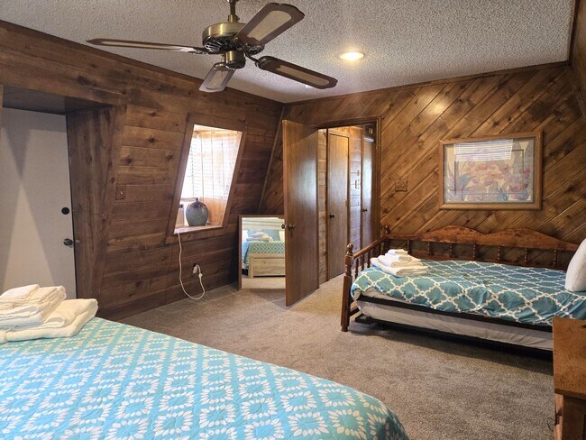 Building Photo - Large Three Bedroom Home Close To Midtown ...