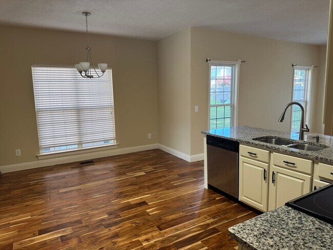 Building Photo - Great 4BR home near Brentwood