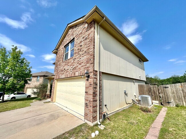 Building Photo - Gorgeous 3 Bed 2.5 Bath Single Family Home