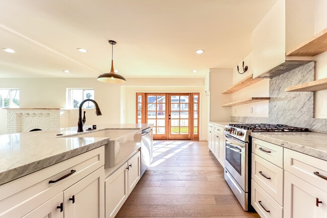 Primary Photo - 103 N Kingsley Dr