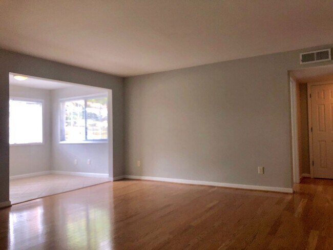 Building Photo - Very Spacious 2bd/2ba Condo in Brookhaven ...