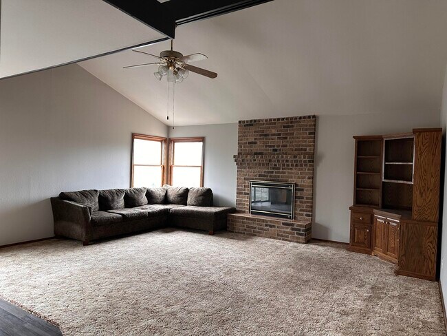 Building Photo - 216 Day Dr