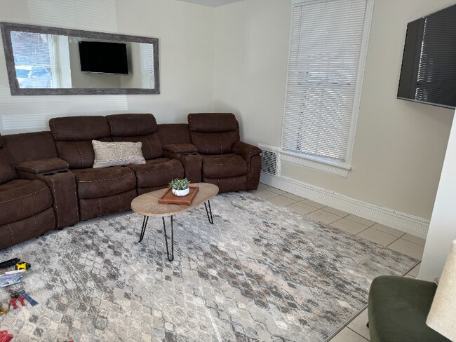 Building Photo - 206 W Myrtle St