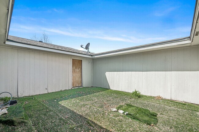 Building Photo - 3103 SW 27th Ave