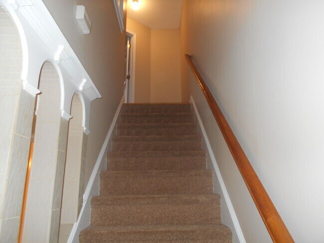 Building Photo - 2 bedroom townhome blocks from the beach.