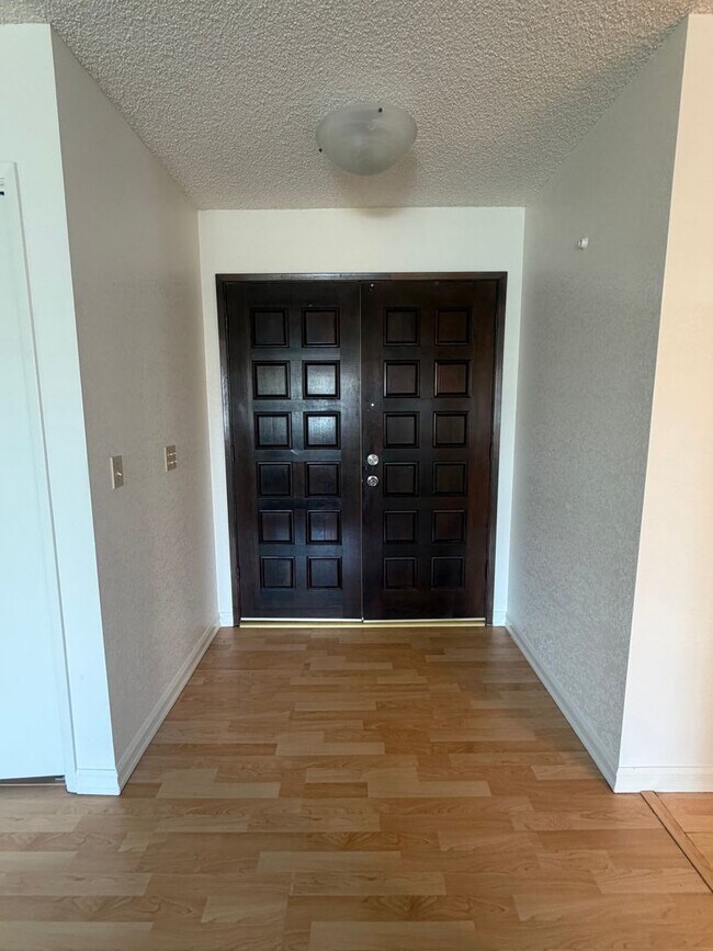 Building Photo - Charming 3 bedroom 2 bathroom home located in Hanford