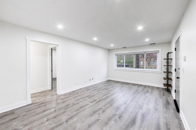 Building Photo - 6882 W Touhy Ave