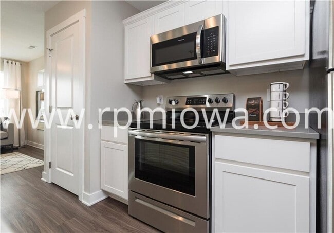 Building Photo - UPDATED!! 2 Bedroom, 2.5 Bath Townhome in Ankeny