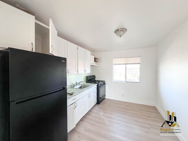 Building Photo - 3740 Astoria St