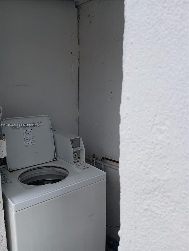 Building Photo - 7421 Carlyle Ave