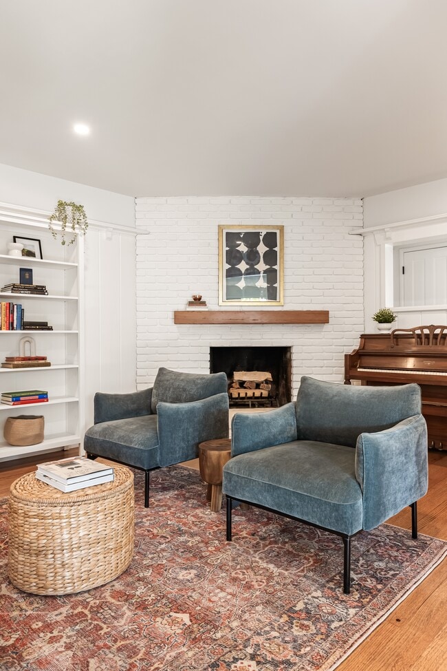 Building Photo - 2510 Santiago St