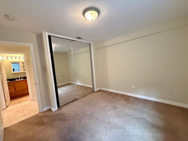 Building Photo - 9 Rooms  6 Bedroom 4 baths Granite Kitchen Executive Home For $5990