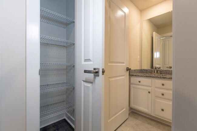 Building Photo - Elegant Townhome Living Near Herndon Conveniences