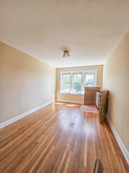 Building Photo - 4735 W Addison St