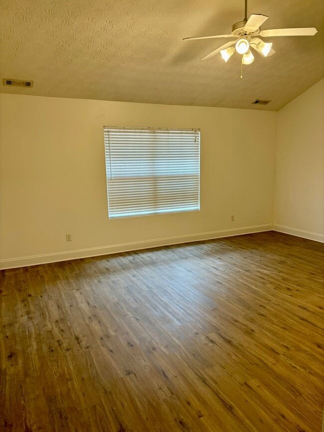 Building Photo - 76 Intown Pl