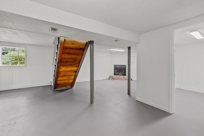 Building Photo - Charming Center Point Home