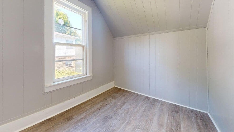 Building Photo - 36 Lake St