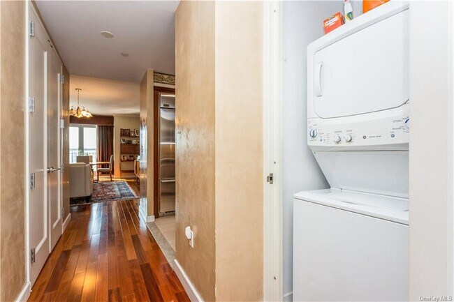 Building Photo - 10 City Pl