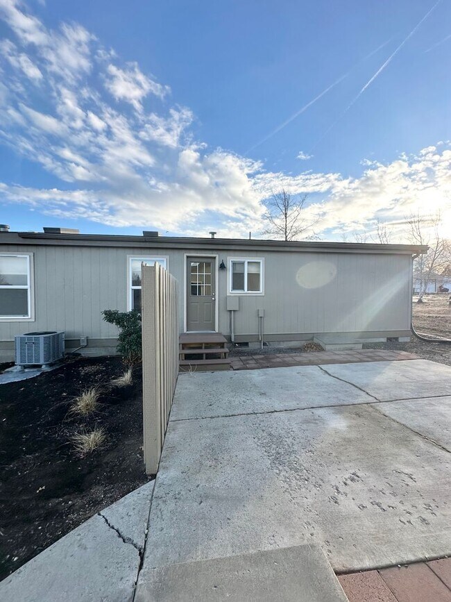 Building Photo - Light & bright single level home in NE Bend!