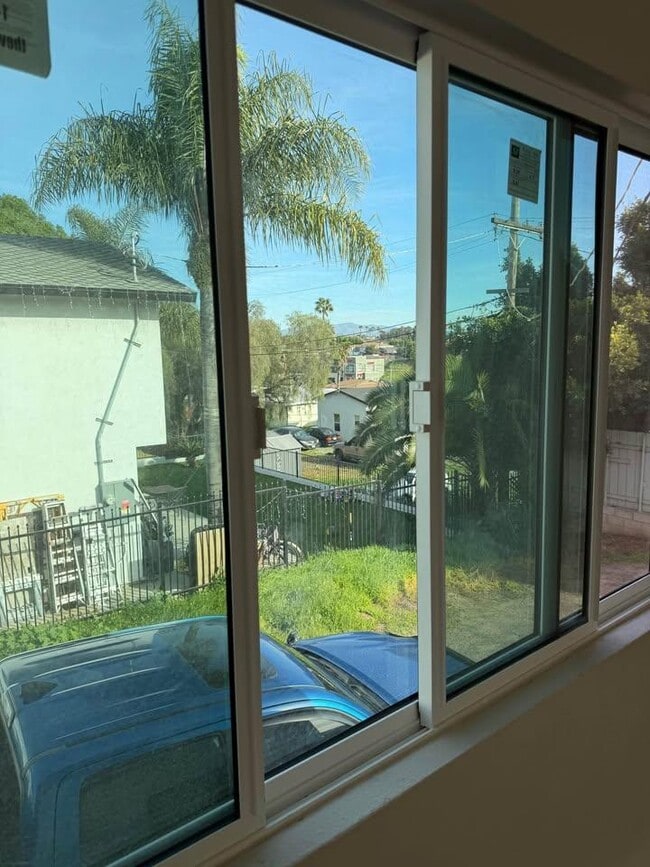 Building Photo - 2122 E 11th St