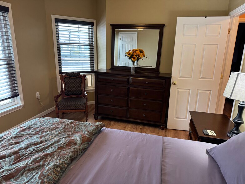 Building Photo - 923 Davis St