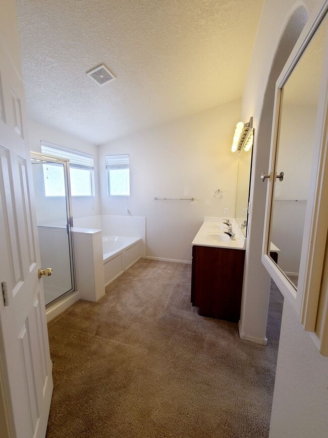 Building Photo - 3 bed 2 bath home in Huning Ranch.  MOVE I...