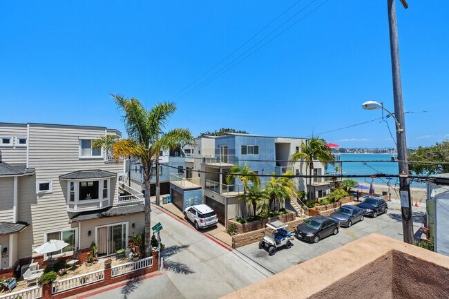 Building Photo - Mission Beach. 3 bedroom, 2.5 bath, 2 car garage,