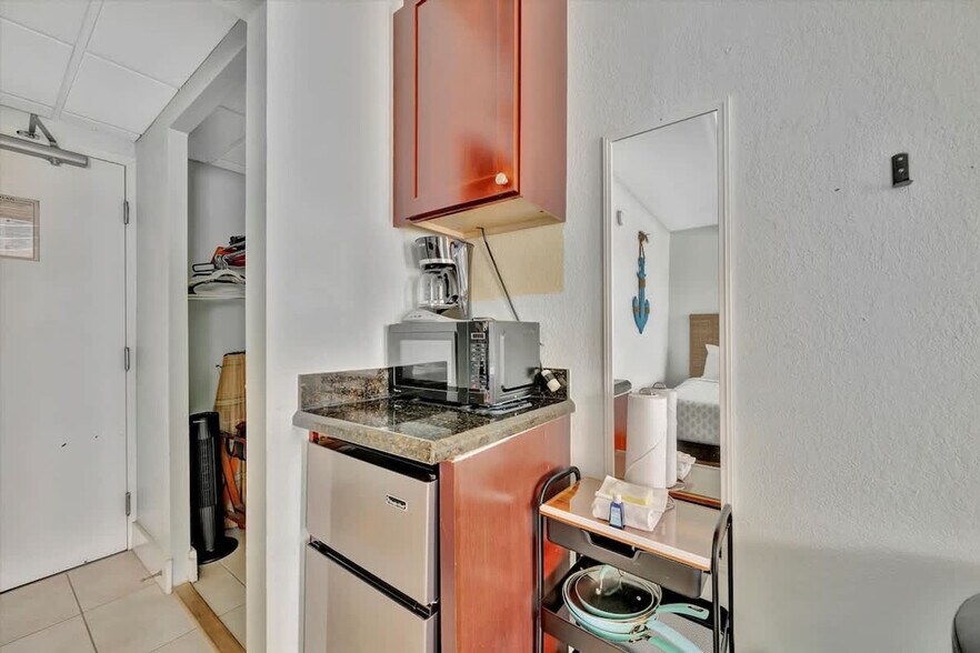 Building Photo - 611 Destiny Dr