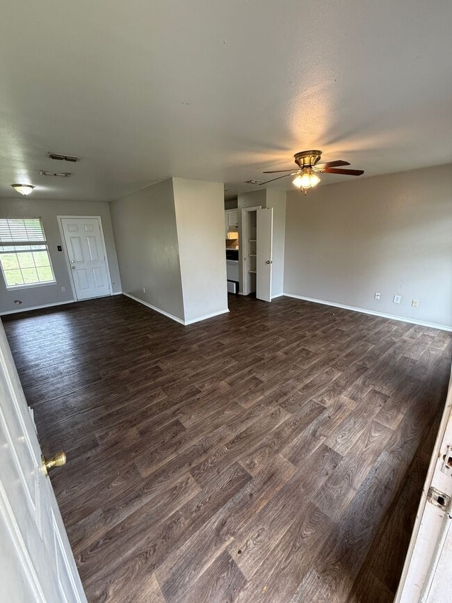 Building Photo - 3-bed/2-bath with garage!