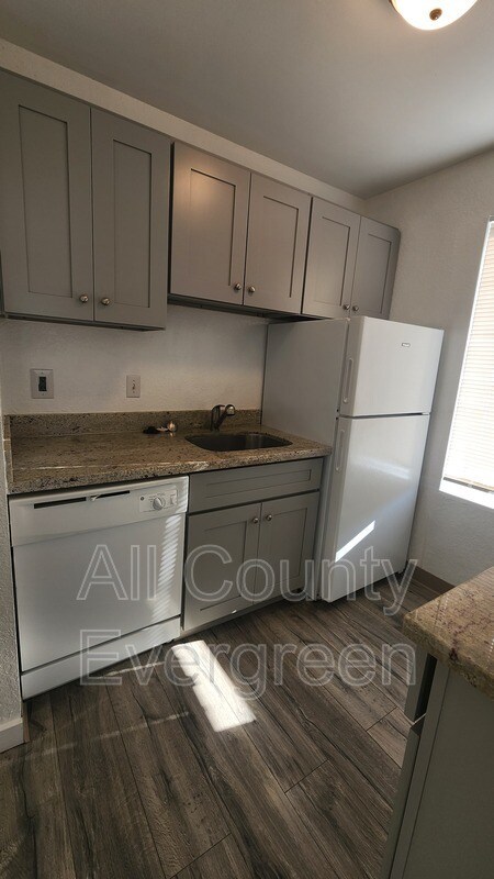 Building Photo - 540 Burnett Ave S