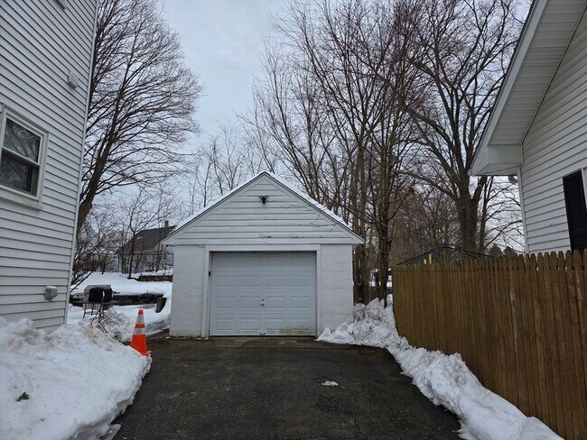 Building Photo - 11 Fuyat St