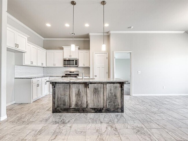 Building Photo - 623 Hackberry Ln