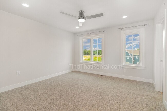Building Photo - Newly Built Home w Large Island in Open Ki...