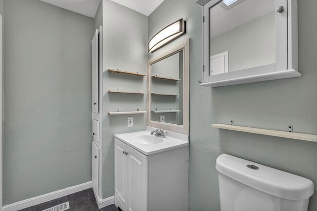 Building Photo - 2808 Skyway Cir