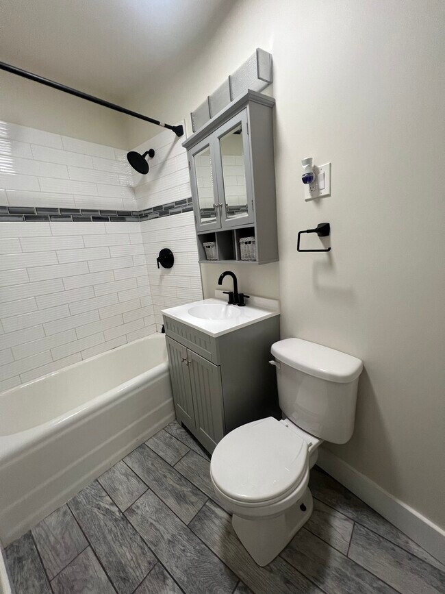 Building Photo - 3839 N Greenview Ave