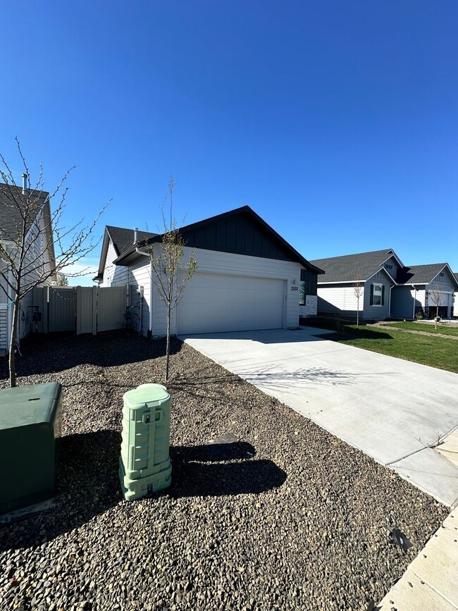 Building Photo - 3 Bedroom and 2 bath located in a vibrant,...