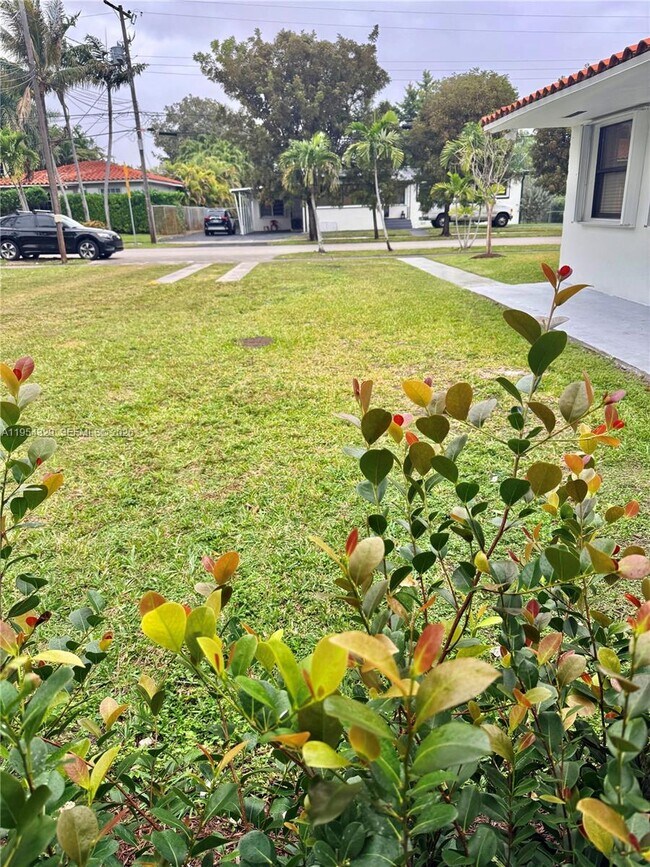 Building Photo - 3400 SW 17th St