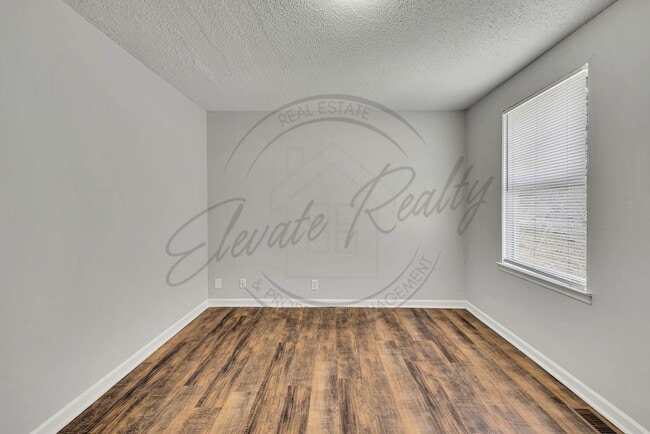 Building Photo - Two Bedroom Duplex near Trinity Hills in Nashville!