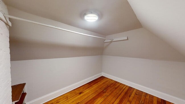 Building Photo - 5 BEDROOMS + 2 FULL BATHROOMS + 5 FREE OFF...