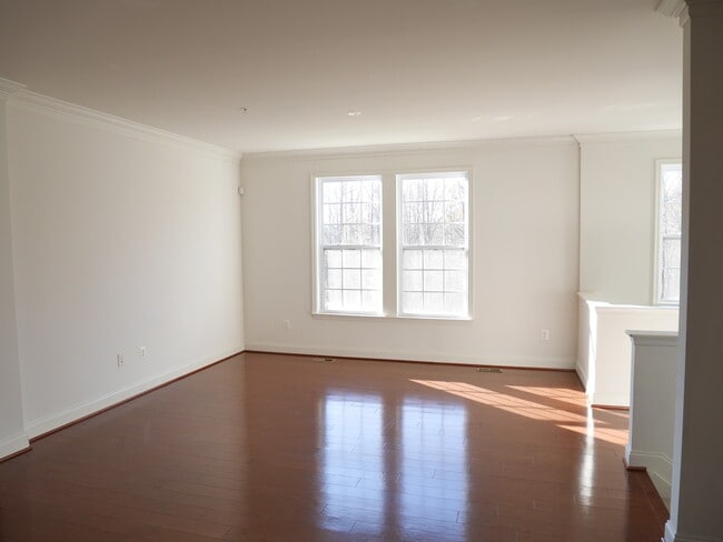Building Photo - Gorgeous Townhome with 2 Car Garage locate...