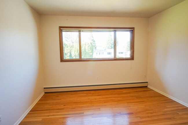 Building Photo - Large Clean Open Hillsdale apartment, Big ...