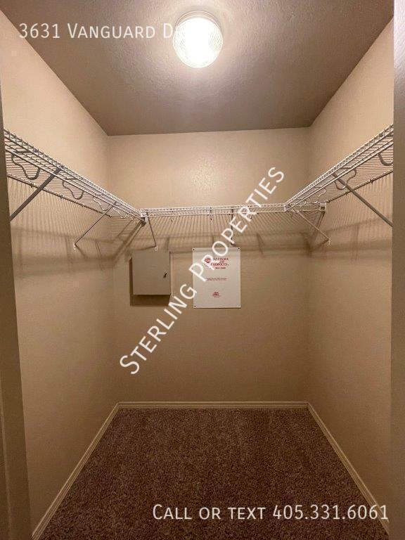 Building Photo - 3631 Vanguard Dr