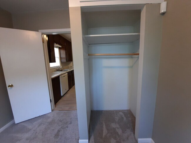 Building Photo - 3 Bedroom Home with a Fenced Yard and BEAU...