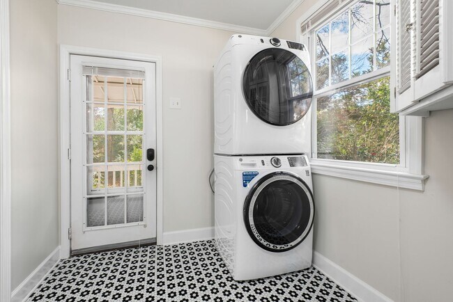 Building Photo - *Application Pending* Charming Cottage in Northgate Park - A Gem in the Heart of Durham!