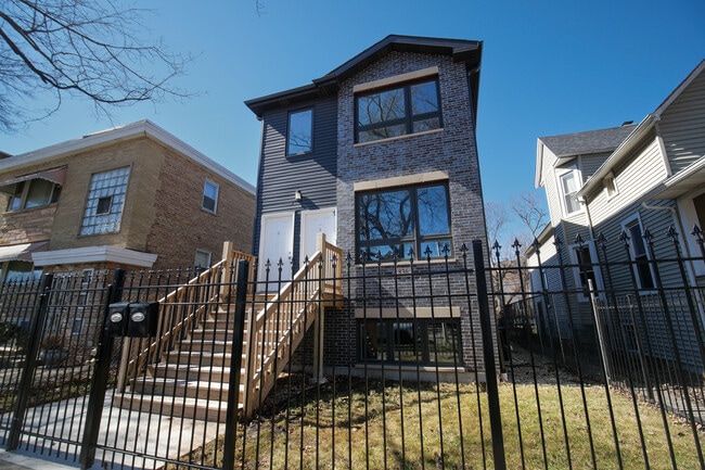 Building Photo - 836 N Parkside Ave