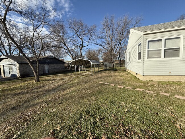 Building Photo - 709 11th Ave NW