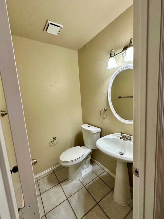 Building Photo - 3 BD/2.5 BATH AVAILABLE FOR IMMEDIATE MOVE...