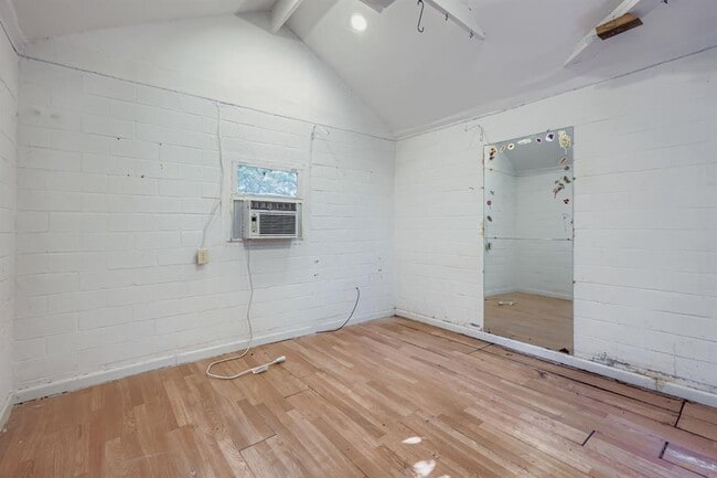 Building Photo - 1705 Kerr St