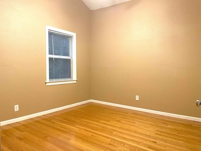 Building Photo - Lovely 2 bedroom, recently remodeled Grann...
