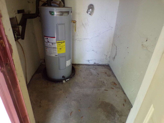 Building Photo - Affordable 2BR Duplex Near UWF — All Tile,...